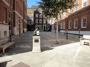 That Irishman meets Hodge, the bronze of Dr Johnson's cat, 'a very fine cat indeed'.